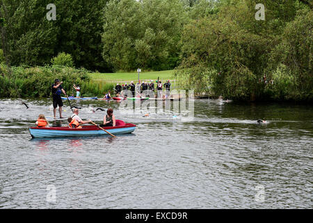 Derby, Großbritannien. 11. Juli 2015.A Familie in einem Ruderboot zusehen, wie Elite Schwimmer für die morgige Jensen Button Triathlon vorbereiten die in diesem Jahr im Markeaton Park, Derby, UK stattfindet. 11. Juli 2015 Foto Credit: Steve Tucker/Alamy Live News Stockfoto