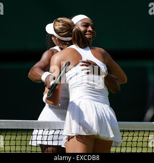 Wimbledon, Großbritannien. 11. Juli 2015. Das Tennisturnier von Wimbledon. Damen Einzel Finale zwischen topgesetzte Serena Williams (USA) und 20. Samen Garbine Muguruza (ESP). Die Spieler zu umarmen, nachdem Serena Williams gewinnt in 2 sets 6-4 6-4 Credit: Action Plus Sport/Alamy Live News Stockfoto