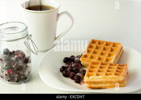 Wafer, gefrorene Johannisbeeren und Tee horizontale selektiven Fokus Stockfoto
