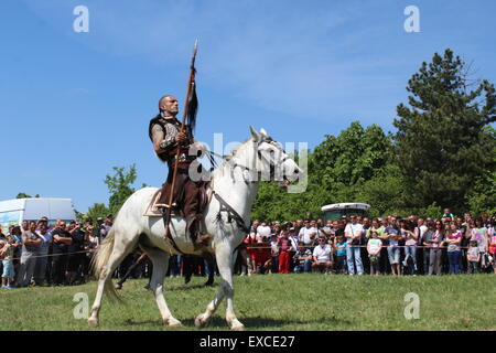 Künstler nehmen Teil in einer Schlacht Reenactment der Proto-Bulgaren gegen Byzanz Soldaten in das Dorf Arbanasy, östlich von der bulgarischen Hauptstadt Sofia.  Wo: Arbanasi, Bulgarien bei: 10. Mai 2015 Stockfoto