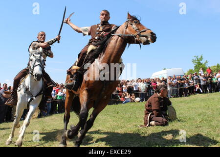 Künstler nehmen Teil in einer Schlacht Reenactment der Proto-Bulgaren gegen Byzanz Soldaten in das Dorf Arbanasy, östlich von der bulgarischen Hauptstadt Sofia.  Wo: Arbanasi, Bulgarien bei: 10. Mai 2015 Stockfoto