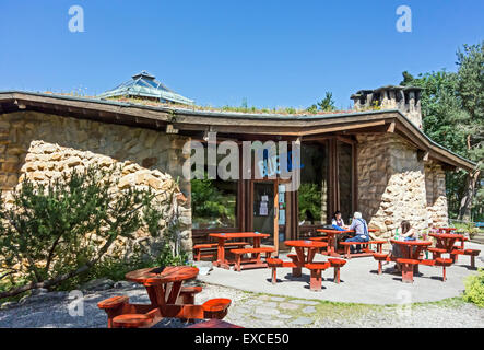 Blauer Engel-Café im Osten Ginster Co-Gehäuse-Cluster in Findhorn Eco Village Naturschutzgebiet Moray Schottland Stockfoto