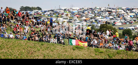 Hohenstein-Ernstthal, Deutschland. 11. Juli 2015. Zuschauer beobachten das qualifying auf dem Sachsenring-Rennstrecke in Hohenstein-Ernstthal, Deutschland, 11. Juli 2015. Der Motorrad Grand Prix Deutschland wird an dieser Stelle am 12. Juli stattfinden. Foto: JAN WOITAS/Dpa/Alamy Live News Stockfoto