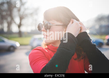 junge schöne rot gekleidete Vintage Hipster Frau in Stadt Straße Stockfoto