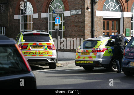 Muswell Hill, London, Großbritannien. 11. Juni 2015,-Polizei, einschließlich der zugelassenen Waffen Offiziere, besuchen einen Vorfall bei einer Filiale der Lloyds Bank in Muswell Hill im Norden Londons. Ein Mann in Handschellen galt in der Rückseite eines Polizeiautos Credit: Finn Nocher/Alamy Live News Stockfoto