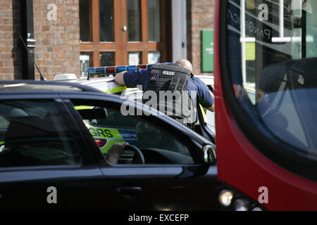 Muswell Hill, London, Großbritannien. 11. Juni 2015,-Polizei, einschließlich der zugelassenen Waffen Offiziere, besuchen einen Vorfall bei einer Filiale der Lloyds Bank in Muswell Hill im Norden Londons. Ein Mann in Handschellen galt in der Rückseite eines Polizeiautos Credit: Finn Nocher/Alamy Live News Stockfoto