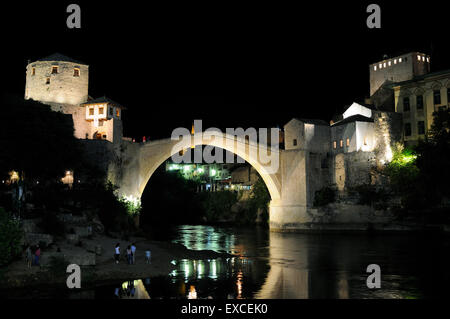 Alte Brücke in Mostar in der Nacht. Stockfoto