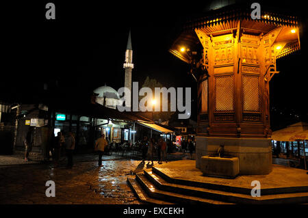 Die Sebilj Brunnen in der Mitte der Baščaršija-Platz in der Nacht. Stockfoto