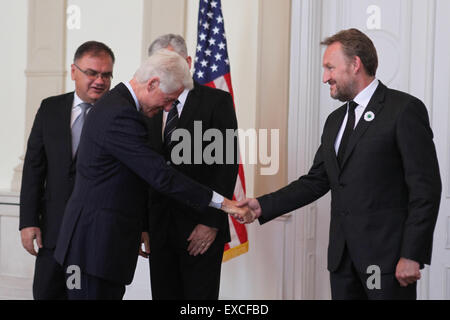 Sarajevo, Bosnien und Herzegowina. 11. Juli 2015. Ehemalige US-Präsident Bill Clinton Händeschütteln mit Mitglied der Präsidentschaft von Bosnien Bakir Izetbegovic (R), wie er auf ihrer Tagung in Sarajevo, Bosnien und Herzegowina ankommt. Clinton kam heute früh in Srebrenica an die Opfer des Völkermords an den Tribut zollen, die während seiner Präsidentschaft der USA passiert. Bildnachweis: Jasmin Brutus/Alamy Live-Nachrichten Stockfoto