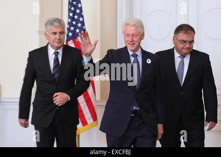 Sarajevo, Bosnien und Herzegowina. 11. Juli 2015. Ehemalige US-Präsident Bill Clinton "Wellenlinien" wie er bei dem Treffen mit dreigliedrigen Präsidentschaft Bosniens in Sarajevo, Bosnien und Herzegowina ankommt. Clinton kam heute früh in Srebrenica an die Opfer des Völkermords an den Tribut zollen, die während seiner Präsidentschaft der USA passiert. Bildnachweis: Jasmin Brutus/Alamy Live-Nachrichten Stockfoto