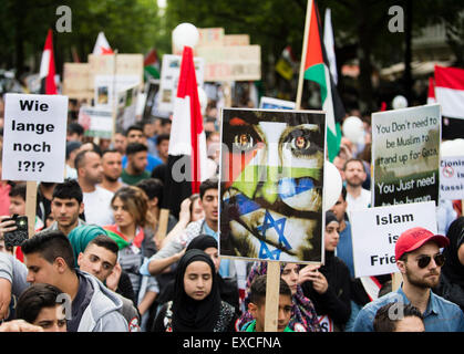 Berlin, Deutschland. 11. Juli 2015. Menschen marschieren während einer Kundgebung zur Unterstützung der palästinensischen Gebiete und gegen den Zionismus anlässlich des jährlichen Quds Day in Berlin, Deutschland, 11. Juli 2015 statt. Anti-israelische Kundgebungen sind im Iran am Quds Day statt. Foto: GREGOR FISCHER/Dpa/Alamy Live News Stockfoto