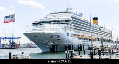 Kiel, Deutschland. 10. Juli 2015. Das Kreuzfahrtschiff Costa Favolosa wartet, bis ein Sturm an der Ostsee am Kai in Kiel, Deutschland, 10. Juli 2015 passieren. Foto: MARKUS SCHOLZ/DPA/Alamy Live-Nachrichten Stockfoto