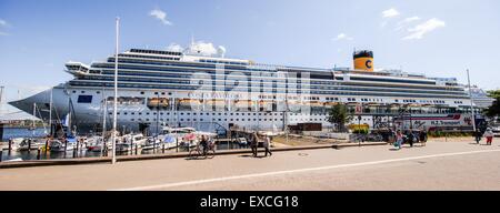 Kiel, Deutschland. 10. Juli 2015. Das Kreuzfahrtschiff Costa Favolosa wartet, bis ein Sturm an der Ostsee am Kai in Kiel, Deutschland, 10. Juli 2015 passieren. Foto: MARKUS SCHOLZ/DPA/Alamy Live-Nachrichten Stockfoto