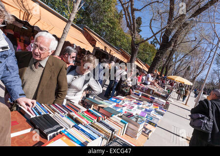 Menschen auf der Suche nach Antiquariaten in Cuesta de Moyano , Madrid Stockfoto