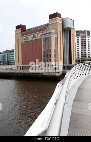 Blick auf das Baltische Zentrum für zeitgenössische Kunst von der Gateshead Millennium Bridge Stockfoto