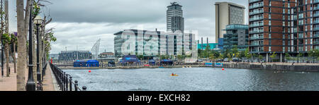 Ein Panoramablick von Salford Quays auf Samstag, 11. Juli 2015 mit dem Uswim Zelte und Medienstadt im Hintergrund. Stockfoto