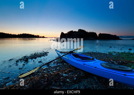 See-Kajak bei Sonnenuntergang, Pipers Lagoon Park, Nanaimo, Vancouver Island, Britisch-Kolumbien Stockfoto