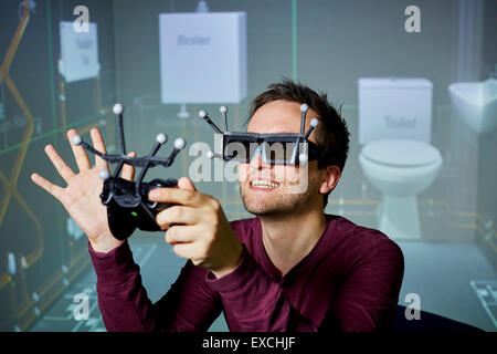 Augmented-Reality männlichen Mann mit Brille und Handy spielen Stockfoto