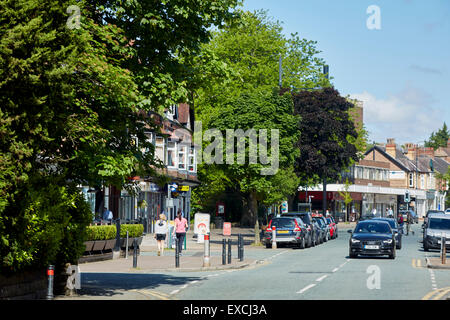 Schicke shopping bei Ashley Road Hale Cheshire UK Audi Auto auf der Durchreise Hale ist ein Dorf und Wahlen Gemeinde innerhalb der Metr Stockfoto