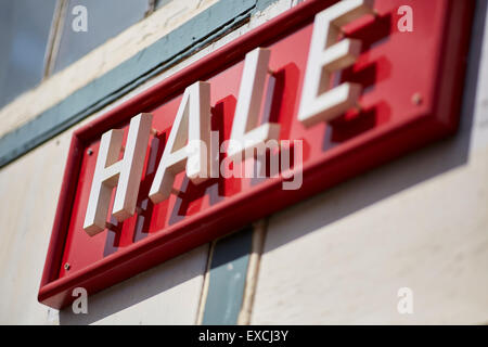 Hale Bahnhof und Bahnübergang, Cheshire UK Schild an das alte Stellwerk Hale ist ein Dorf und Wahlen Ward in th Stockfoto