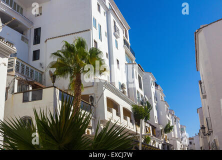 Straßen mit weiß getünchten Gebäuden typisch von Puerto Banus, Malaga Spanien Stockfoto