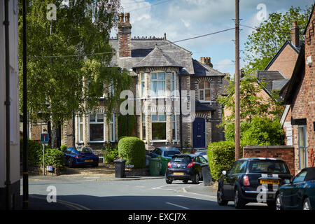 Häuser von Ashley Straße in Hale Cheshire UK, das Dorf gebaut, der typischen gelben Ziegeln Hale ist ein Dorf und Wahlen Krieg Stockfoto