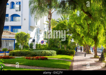 Straßen mit weiß getünchten Gebäuden typisch von Puerto Banus, Malaga Spanien Stockfoto