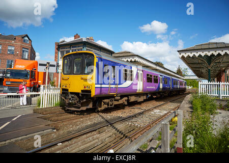 Hale, Bahnhof und Bahnübergang, Cheshire UK Hale ist ein Dorf und Wahlen Gemeinde innerhalb der Metropolitan Borough Tr Stockfoto