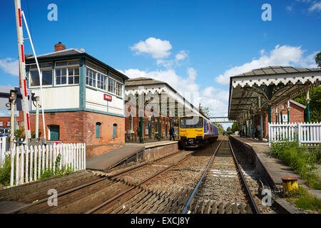 Hale, Bahnhof und Bahnübergang, Cheshire UK Hale ist ein Dorf und Wahlen Gemeinde innerhalb der Metropolitan Borough Tr Stockfoto