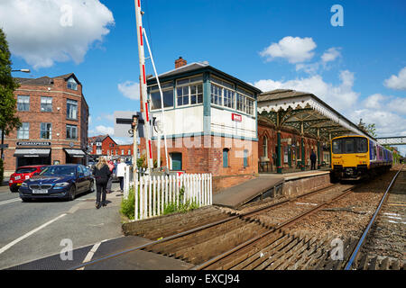 Hale, Bahnhof und Bahnübergang, Cheshire UK Hale ist ein Dorf und Wahlen Gemeinde innerhalb der Metropolitan Borough Tr Stockfoto