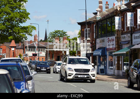 Ashley Road in Hale Cheshire UK Hale ist ein Dorf und Wahlen Gemeinde innerhalb des Metropolitan Borough Trafford in größere Ma Stockfoto