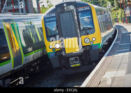 Runcorn ist eine Stadt und Fracht Industriehafen in Halton, Cheshire, UK.  Dort abgebildet sind zwei Bahnhöfe. Runcorn Hauptstrecke Stockfoto