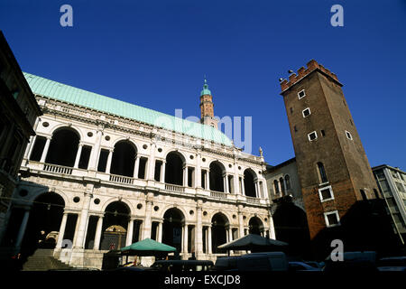 Italien, Veneto, Vicenza, Piazza delle Erbe, Basilika Palladiana (Palazzo della Ragione) und Turm Girone Stockfoto