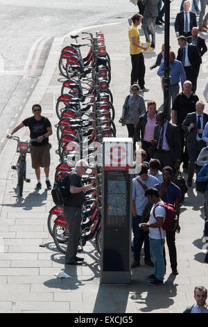 Warteschlangen für Santander Marke Boris Verleih Fahrräder London während der Londoner U-Bahn u-Bahn-Streik Stockfoto