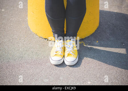 gelbe Schuhe Hintergrund abstrakter Begriff Nahaufnahme Stockfoto