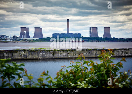 Runcorn ist eine Stadt und Fracht Industriehafen in Halton, Cheshire, UK.  Abgebildete Fiddlers Ferry Kraftwerk ist ein Kohlekraftwerk-po Stockfoto