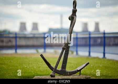 Runcorn ist eine Stadt und Fracht Industriehafen in Halton, Cheshire, UK.  Abgebildete Fiddlers Ferry Kraftwerk umrahmt von einem Anker Stockfoto