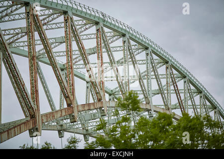 Runcorn ist eine Stadt und Fracht Industriehafen in Halton, Cheshire, UK.  Abgebildete The Silver Jubilee Bridge oder Runcorn Brücke cros Stockfoto