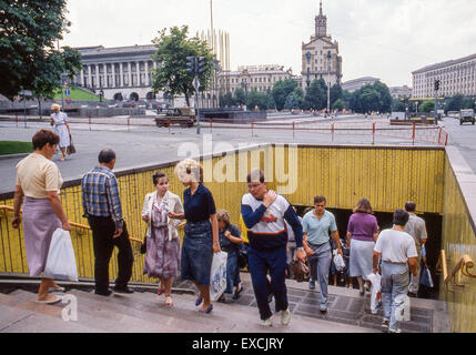 Kiew, Ukraine. 12. Juni 1989. Menschen verwenden unterirdische Gängen, um die breiten Alleen in Kiew, die Hauptstadt der Ukraine zu überqueren. © Arnold Drapkin/ZUMA Draht/Alamy Live-Nachrichten Stockfoto