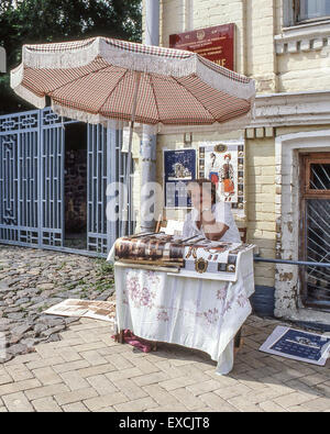 Kiew, Ukraine. 12. Juni 1989. Frau Straßenverkäufer, beschattet von einem Regenschirm verkauft Souvenir Plakate an Touristen besuchen in der Nähe von Sehenswürdigkeiten in Kiew, Hauptstadt der Ukraine © Arnold Drapkin/ZUMA Draht/Alamy Live News Stockfoto