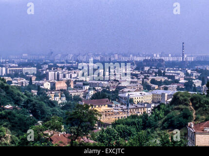 Kiew, Ukraine. 12. Juni 1989. Eine Vogelauge Ansicht von Kiew mit Blick auf das historische Viertel Podil, Geburtsort von Handel, Gewerbe und Industrie, mit vielen architektonischen und historischen Sehenswürdigkeiten, von diesem Aussichtspunkt auf der Kiewer Berge Terrasse der Stadt. © Arnold Drapkin/ZUMA Draht/Alamy Live-Nachrichten Stockfoto