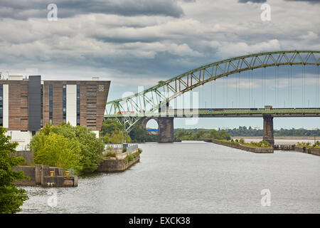 Runcorn ist eine Stadt und Fracht Industriehafen in Halton, Cheshire, UK.  Abgebildete The Silver Jubilee Bridge oder Runcorn Brücke cros Stockfoto