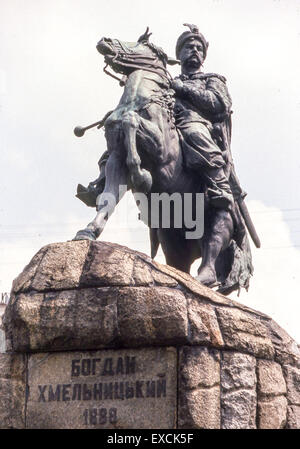 Kiew, Ukraine. 12. Juni 1989. Ein Reiterstandbild von Bohdan Khmelnytsky in Kiew. The17th-Jahrhundert ukrainischen Kosaken Führer gilt als ein nationaler Held, der einen Aufstand führte, der in der Schaffung eines ukrainischen Kosaken Staates geführt. © Arnold Drapkin/ZUMA Draht/Alamy Live-Nachrichten Stockfoto