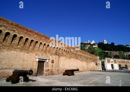 Italien, Le Marche, Ancona, alte Hafenmauern und Guasco Hügel Stockfoto
