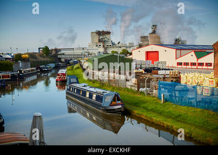 Northwich Bereich Wincham Wharf in Northwich von Manchester Straße mit Solvay Spezialchemikalien im Abstand Boot Kanal, Stockfoto