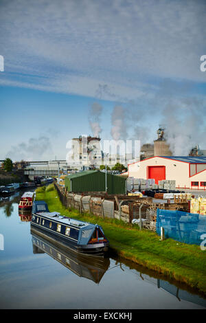 Northwich Bereich Wincham Wharf in Northwich von Manchester Straße mit Solvay Spezialchemikalien im Abstand Boot Kanal, Stockfoto