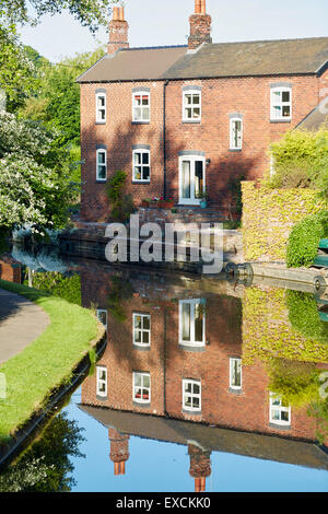 Häuser auf dem Trent und Mersey Kanal in der Nähe: The Anderton Boot Lift ist ein zwei Caisson Aufzug Schloss in der Nähe des Dorfes Anderton, Ches Stockfoto