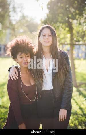 zwei multiethnischen schöne junge Frau Schwarz und kaukasischen Spaß in der Stadt Stockfoto