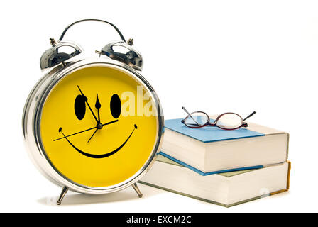 Zurück zum Schulkonzept mit Büchern und glücklich Uhr isoliert Stockfoto