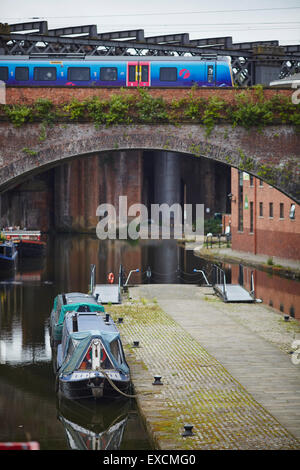 Castlefiled Becken im Stadtzentrum von Manchester eine erste Zug kreuzt der Viadukt-Boot-Kanal, Kanäle Narrowboat Fluss Stream wate Stockfoto